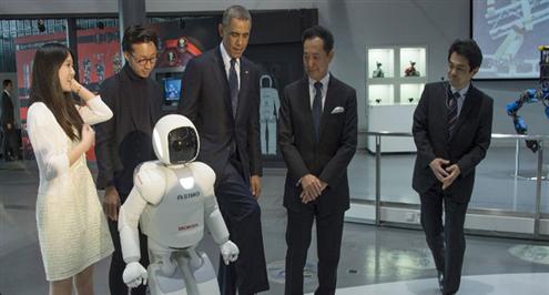 أوباما يلعب كرة القدم مع "روبوت" ياباني في طوكيو